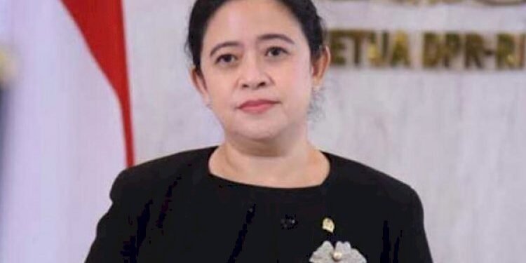 Bagikan Kaos Sambil Marah-marah, Warganet: Senyum Dikit Lah