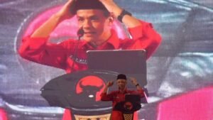 Bakal calon presiden Ganjar Pranowo memberi sambutan saat konsolidasi dan sosialisasi calon presiden di GOR PKPSO Kaliwates, Jember, Jawa Timur/Antara